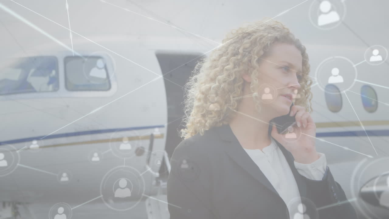 animación de una red de conexiones sobre una mujer de negocios caucásica hablando por teléfono inteligente