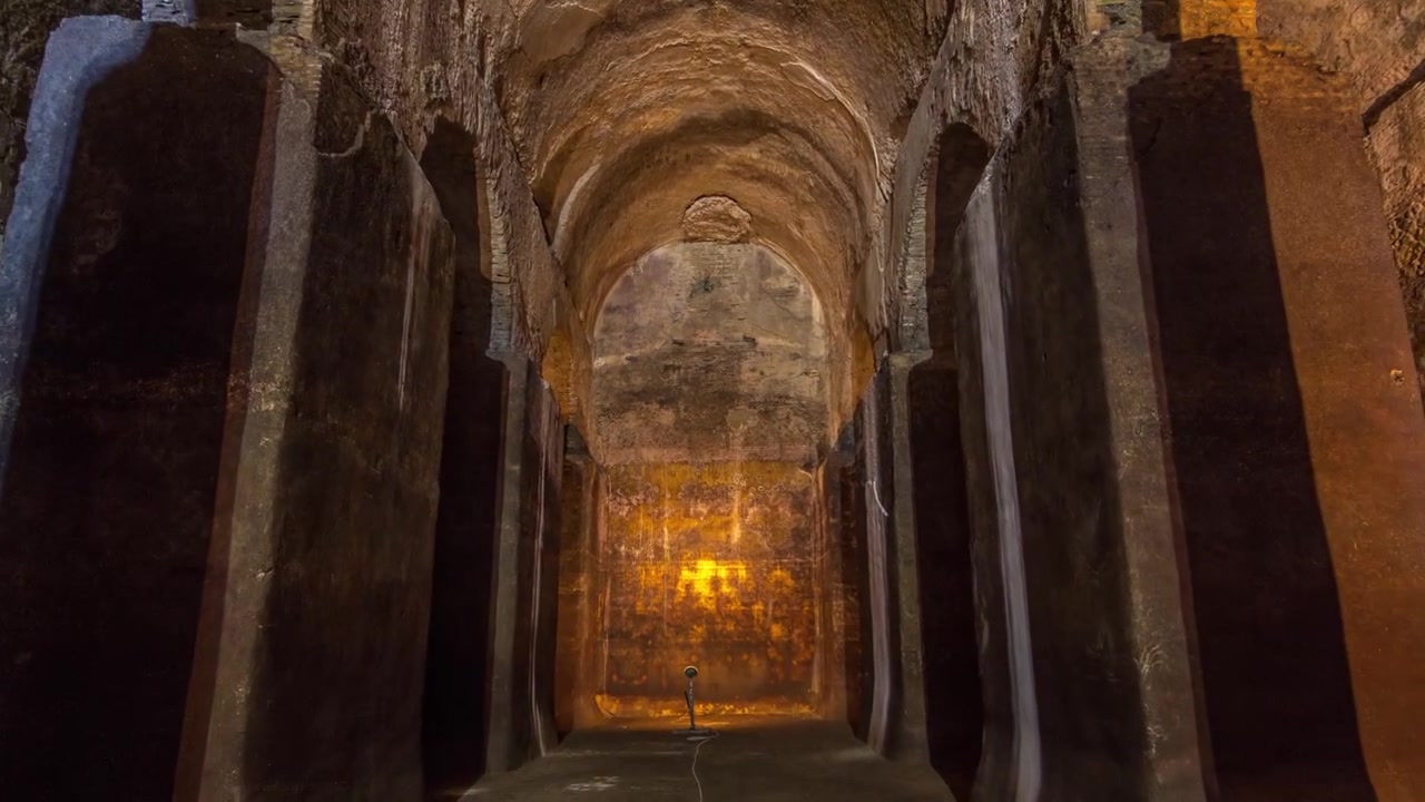 Timelapse e Hyperlapse dos Cisternoni della II Legione Partica em Albano Laziale, Itália. Testemunhe os raios de luz através das janelas, desvendando o encanto da herança italiana.