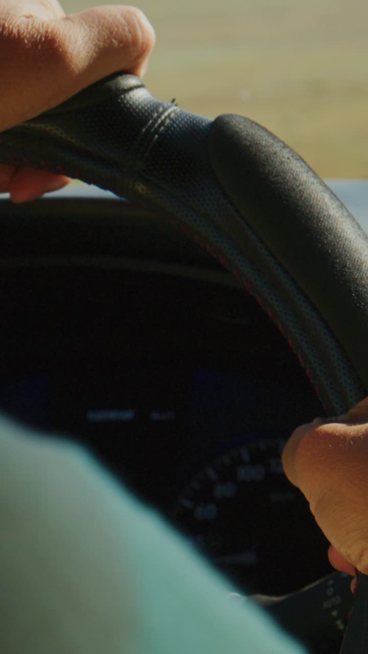 Primer plano de manos sujetando el volante mientras se conduce