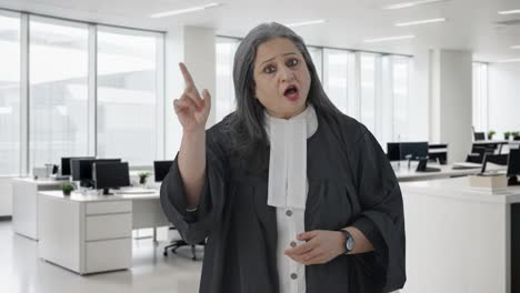 una abogada india de alto rango luchando el caso en la corte.