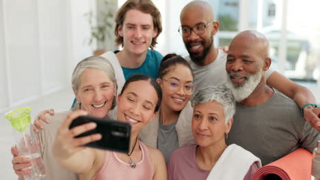 Yoga-Gruppe,-Selfie-Und-Lächeln-Im-Fitnessstudio-Für-Wellness