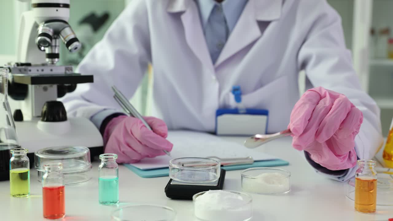 científico que trabaja en un laboratorio