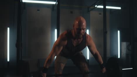 man weightlifting in gym