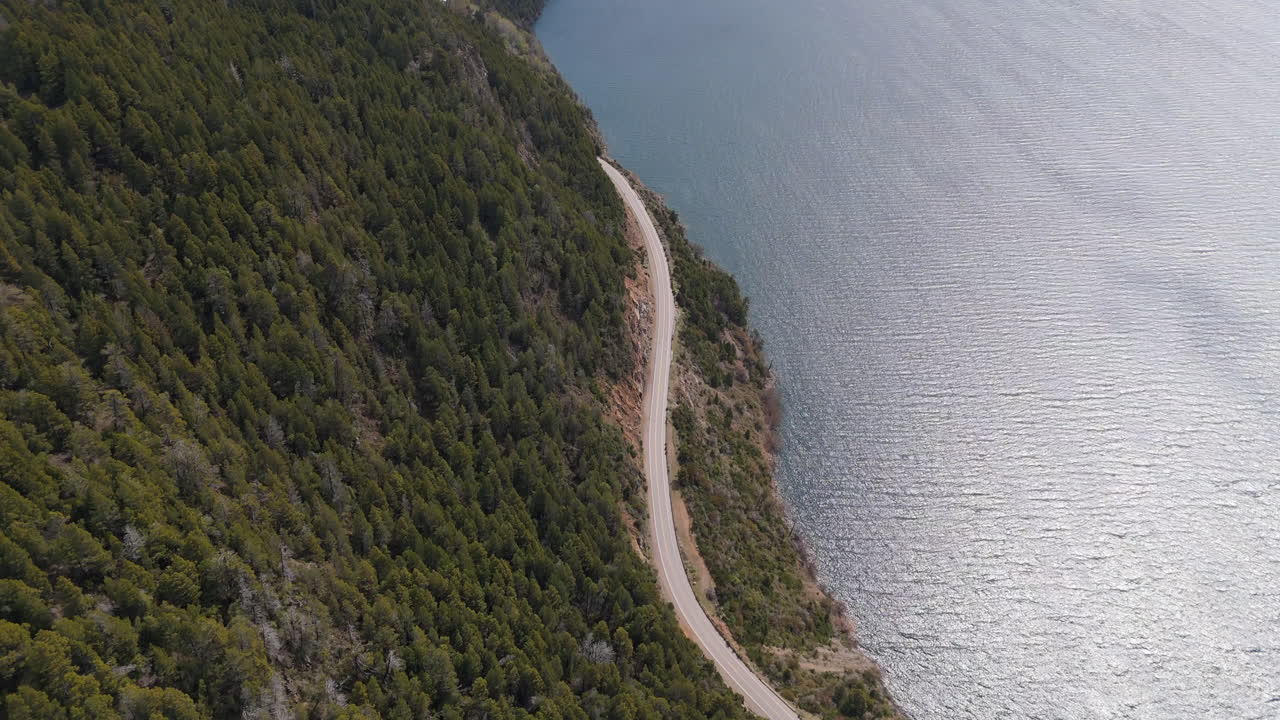 Vista aerea di una strada panoramica lungo un lago in Patagonia