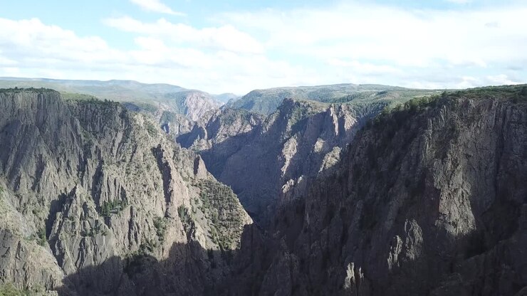 Black Canyon 4K: Imagem aérea de drone de Canyonland, terreno épico americano.