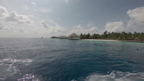 Vista-De-Chozas-En-El-Agua-En-Maldivas