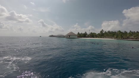vista de chozas en el agua en maldivas
