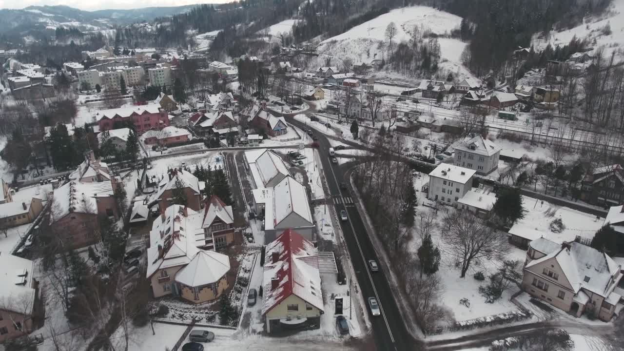 vista aérea de un pequeño pueblo de montaña en invierno 4k