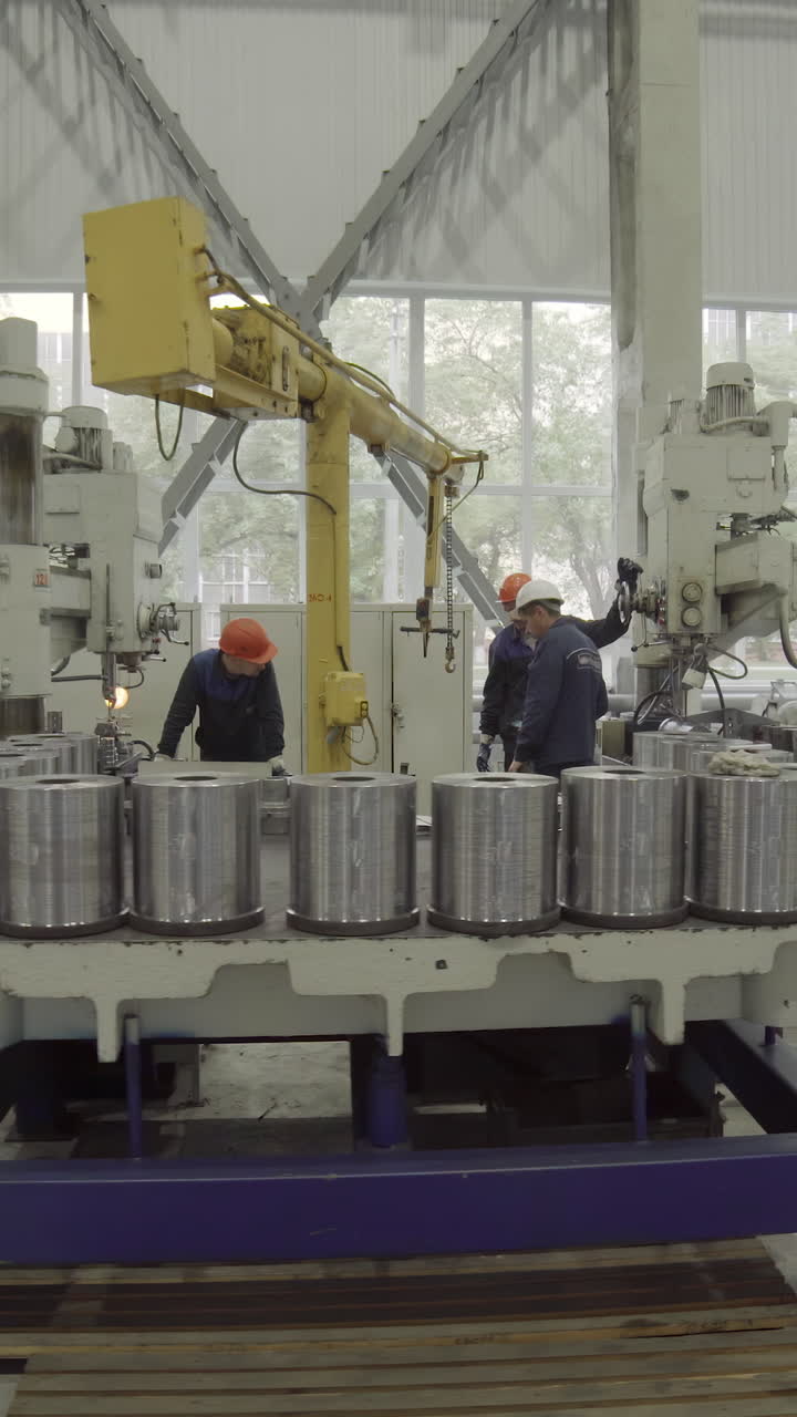 trabajadores de fábricas que operan maquinaria