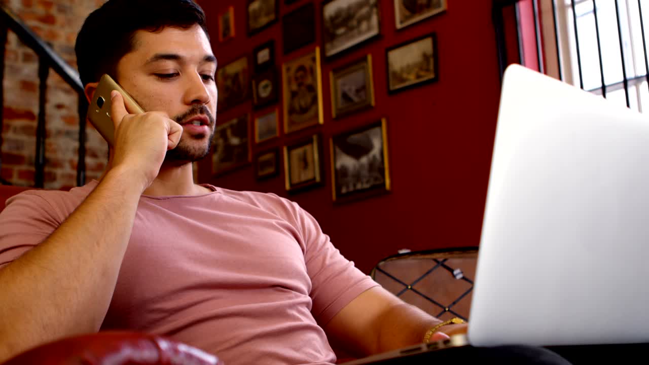남성 고객이 휴대 전화 4k로 이야기하고 있습니다.