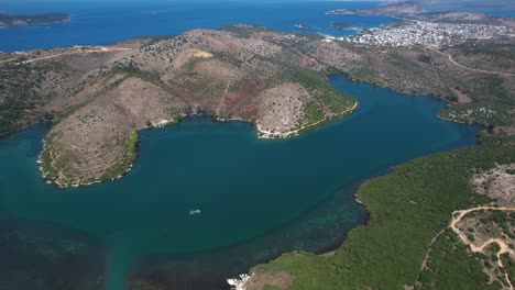 la impresionante costa de ksamil: colinas redondeadas abrazadas por mares turquesa, un increíble destino de vacaciones de verano espera su descubrimiento