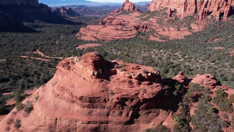 Vista-Aérea-De-La-Formación-De-Arenisca-Roja-Y-El-Paisaje-Desértico-De-Sedona,-Arizona,-EE.-UU.