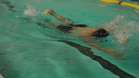 la mujer estaba haciendo ejercicio en la piscina