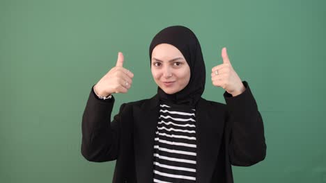 Muslimische-Frau,-Okay