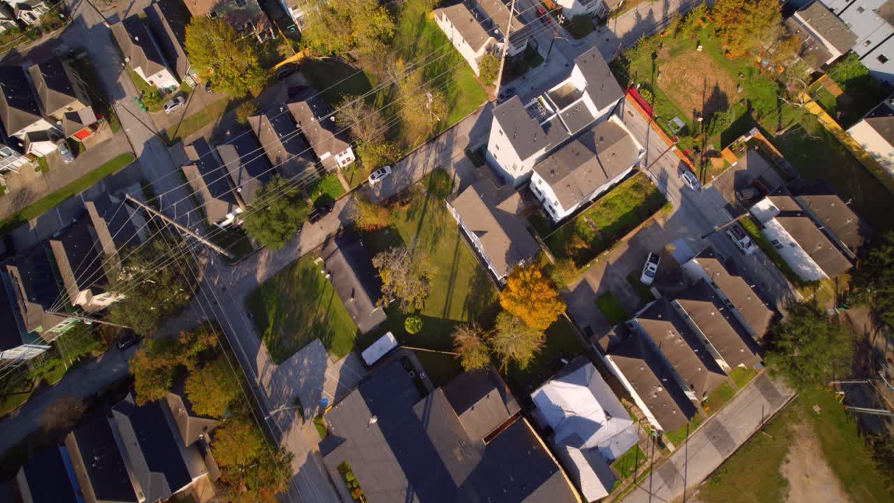 vista a vista de pájaro de las casas en el área histórica de freedmen town de houston, texas
