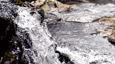 el agua cae de una cascada en cámara lenta a 180 fotogramas por segundo