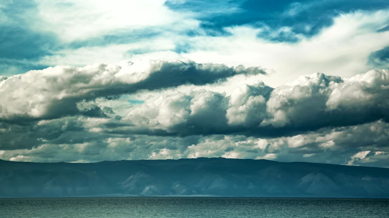 바이칼 호수 위에 빠르게 움직이는 극적인 구름
