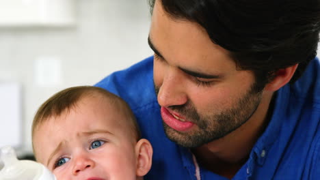 Retrato-Del-Padre-Y-Su-Bebé-Durante-La-Hora-De-Comer