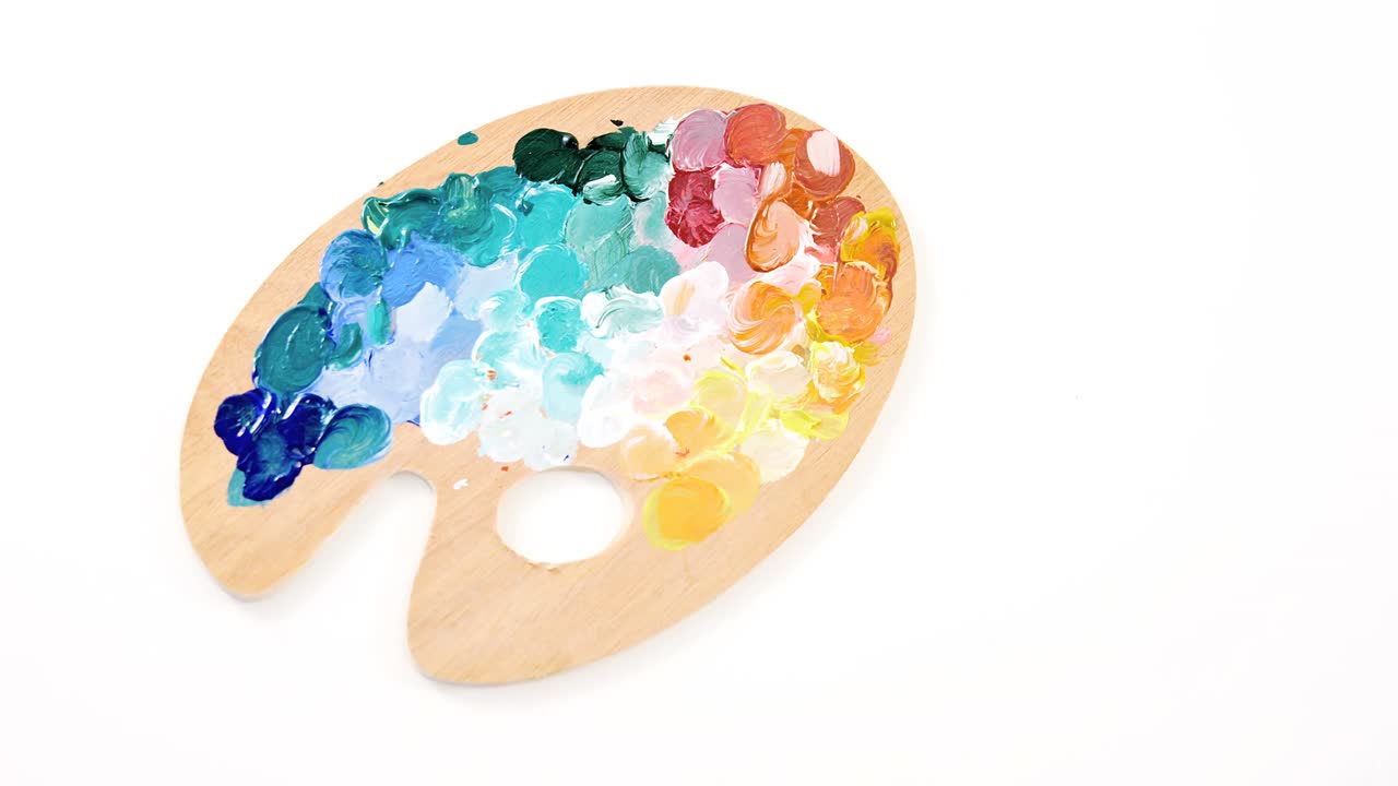 나무 팔레트 에 있는 수채화 페인트