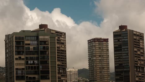 vistas desde un apartamento una toma detallada ampliada con nubes pasando por 3 edificios de apartamentos en un hawaii