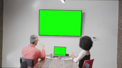 diversas personas de negocios en videoconferencia con pantalla verde