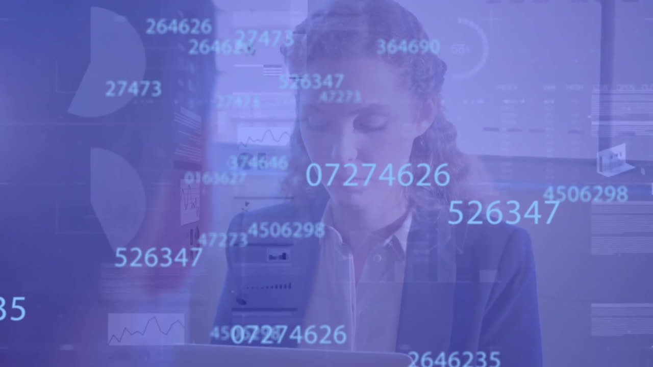 animación de procesamiento de datos sobre mujer de negocios caucásica trabajando con su colega en la oficina