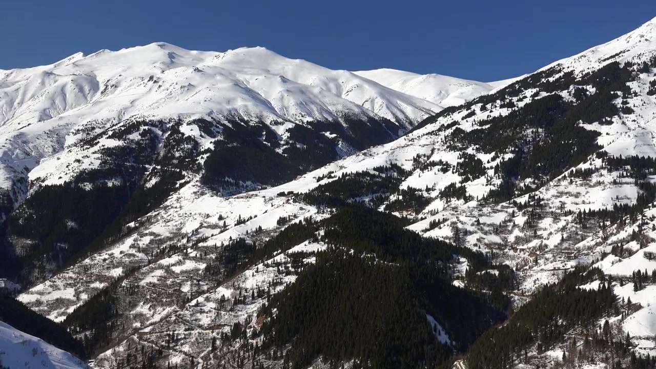 Vista panoramica di montagne innevate e villaggio alpino