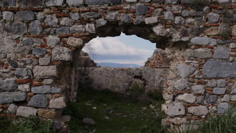 Un-Pasillo-Oscuro-En-Una-Antigua-Muralla-De-Mileto.