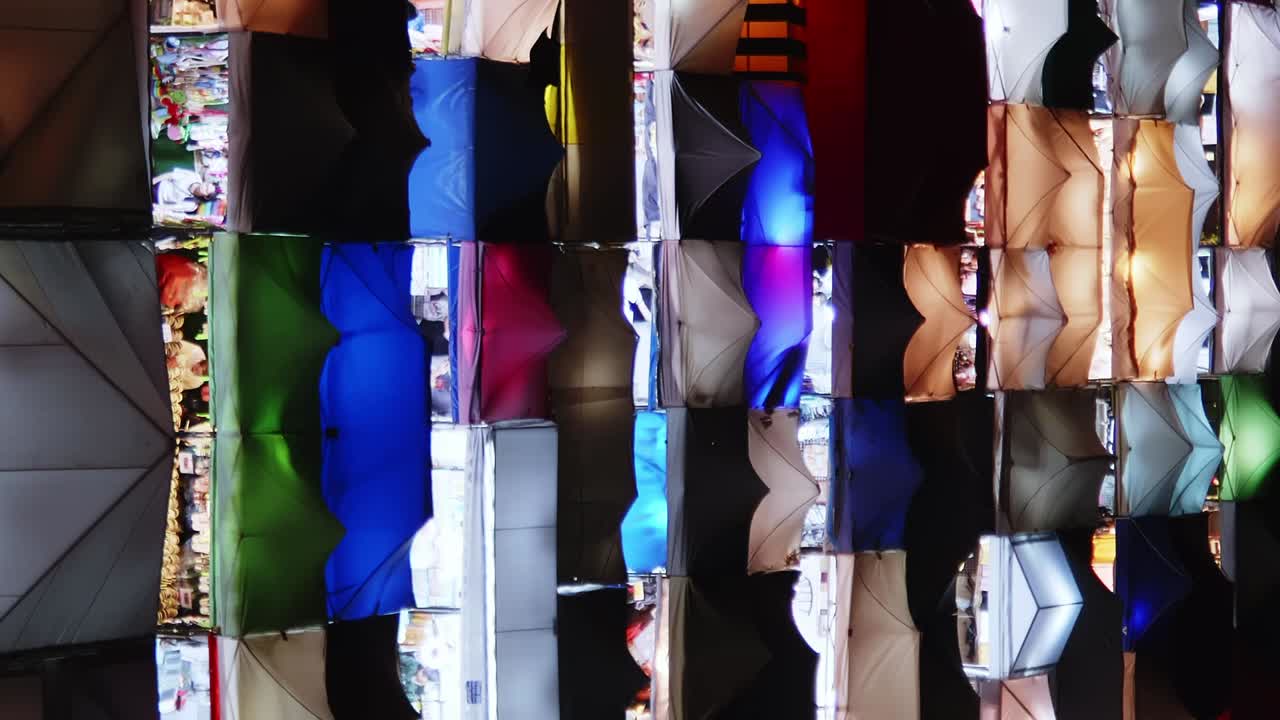 la vista superior del mercado nocturno en bangkok con carpas coloridas en la noche