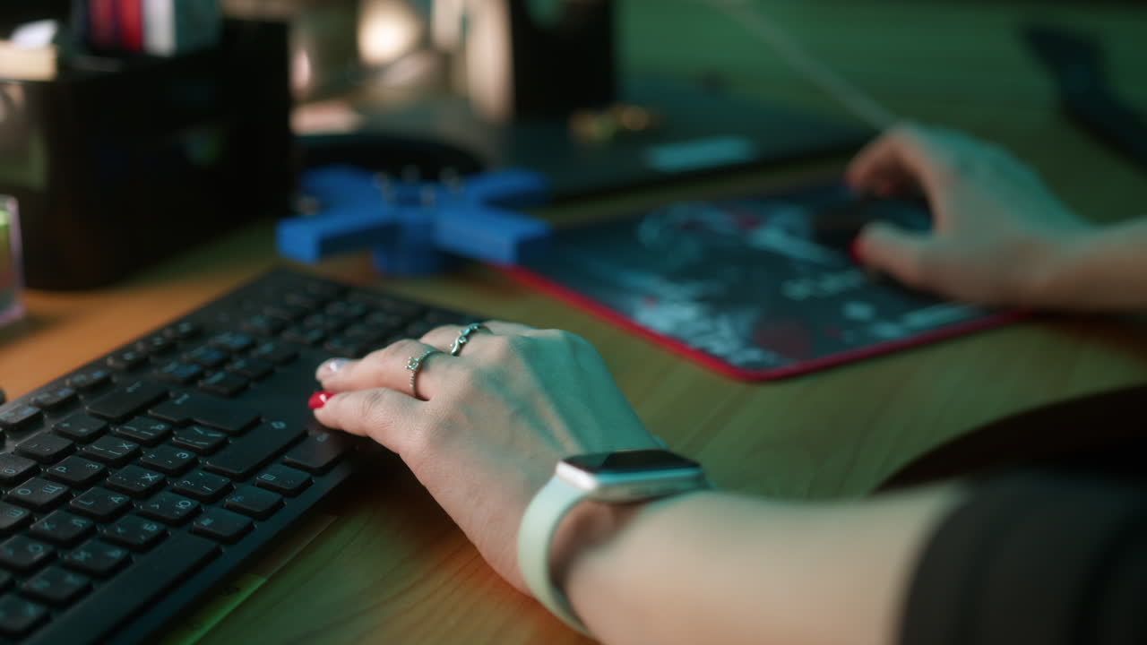 Женщина работает на компьютере по ночам.