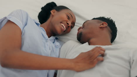 Feliz,-Pareja-Negra-Y-Selfie-En-El-Dormitorio-Con-Una-Sonrisa