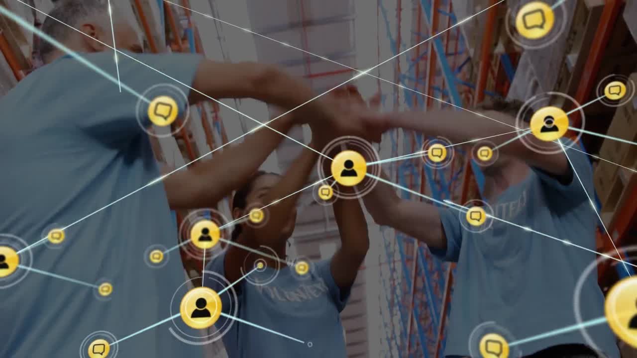 animación de iconos conectados y diversos voluntarios alegres levantando las manos en el almacén