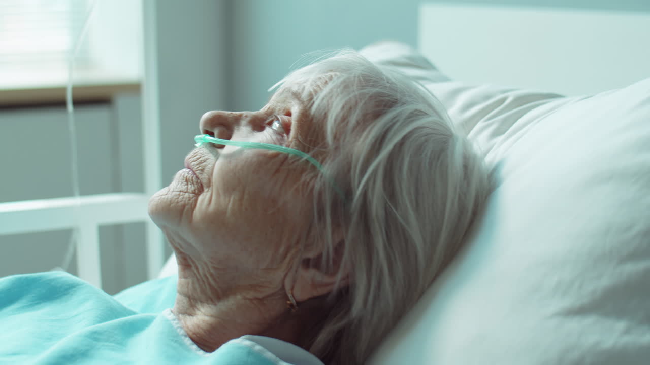 mujer anciana con cáñula nasal en el hospital