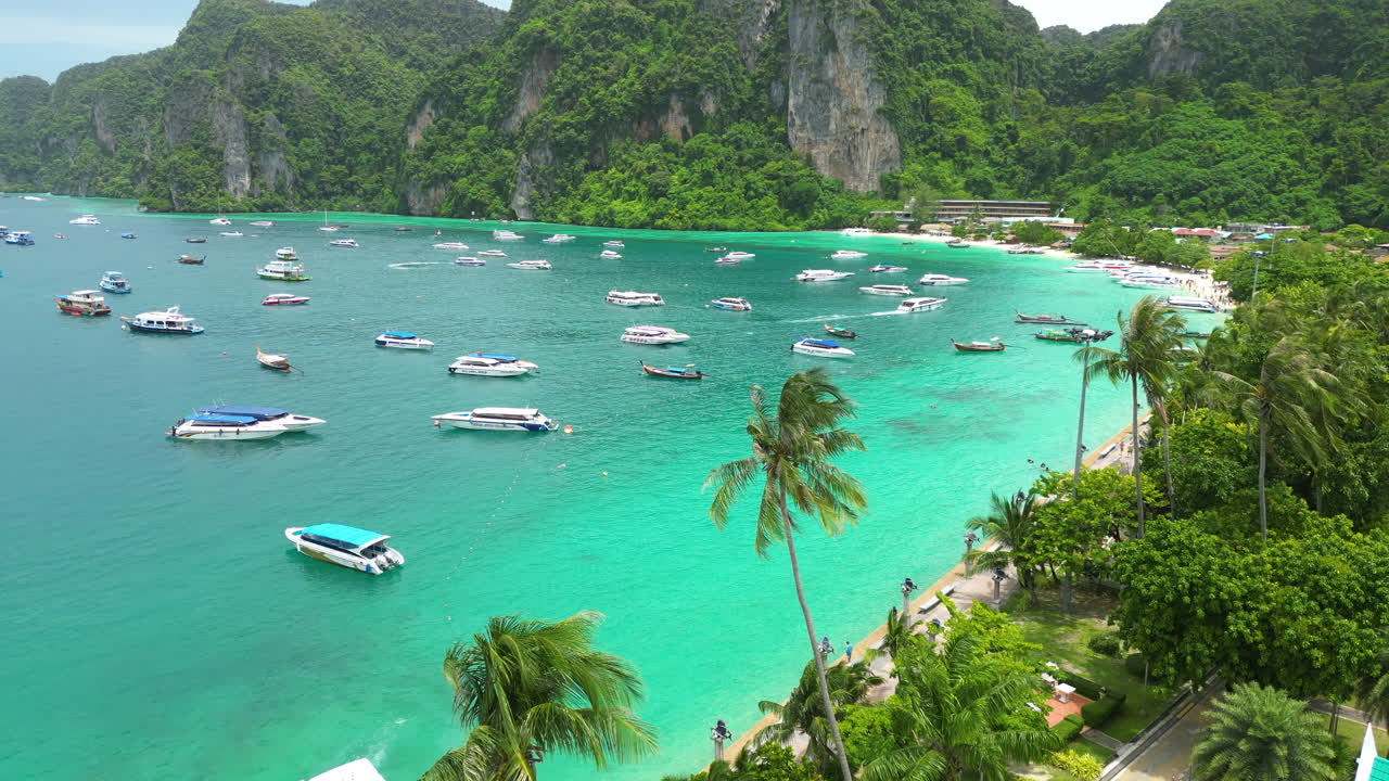 barcos de ocio anclados en la exótica bahía de tonsai, koh phi phi, tailandia