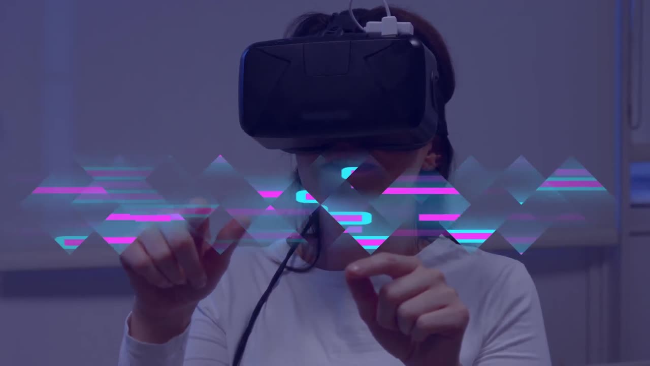 animazione di tracce di luce incandescente di trasferimento di dati su donna caucasica in auricolare vr