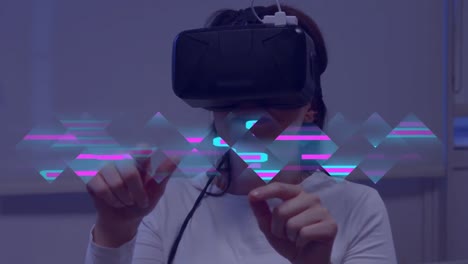 animación de rastros de luz brillante de la transferencia de datos sobre mujer caucásica en auriculares vr
