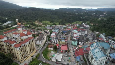 vista general del paisaje del distrito de brinchang dentro del área de cameron highlands de malasia
