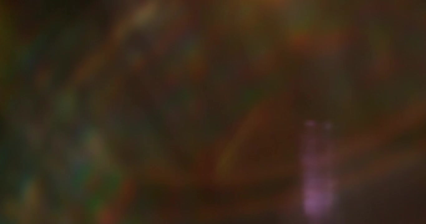 Filmato 4K con effetto light leaks su sfondo nero. Sovrapposizioni di lens flare e burst da studio. Filmato 4K su sfondo nero