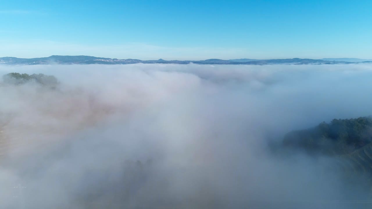 volando sobre las nubes y el cielo azul