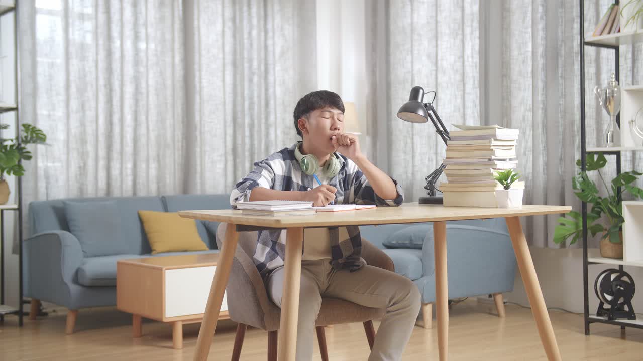 온라인 수업 또는 연구 세션 중에 집에서 잠을 자고 있는 피곤한 학생