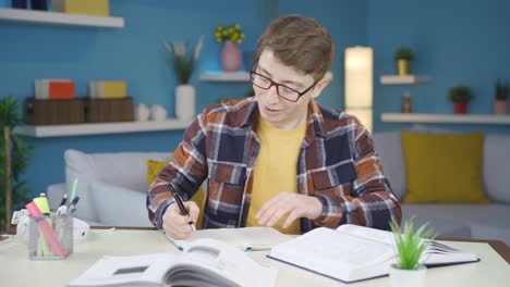 Estudiante-Feliz-Está-Estudiando.