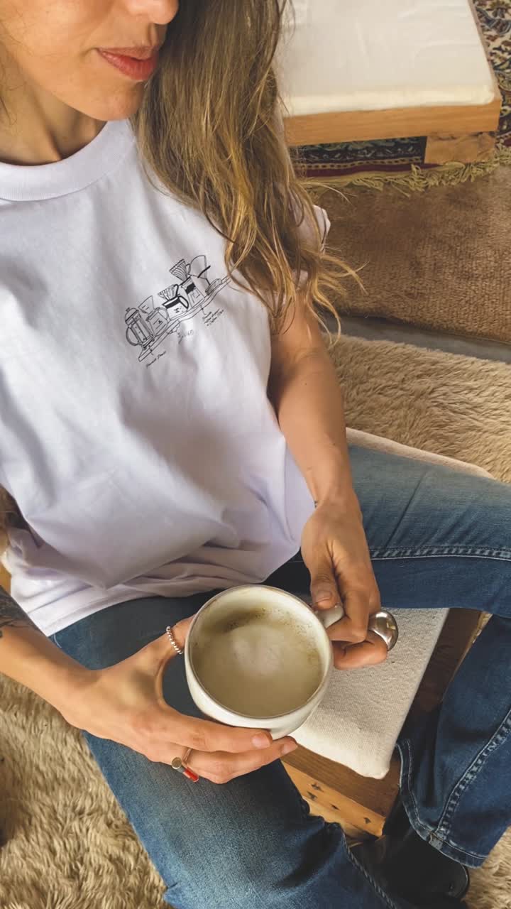 Donna che beve caffè da una tazza in un ambiente accogliente