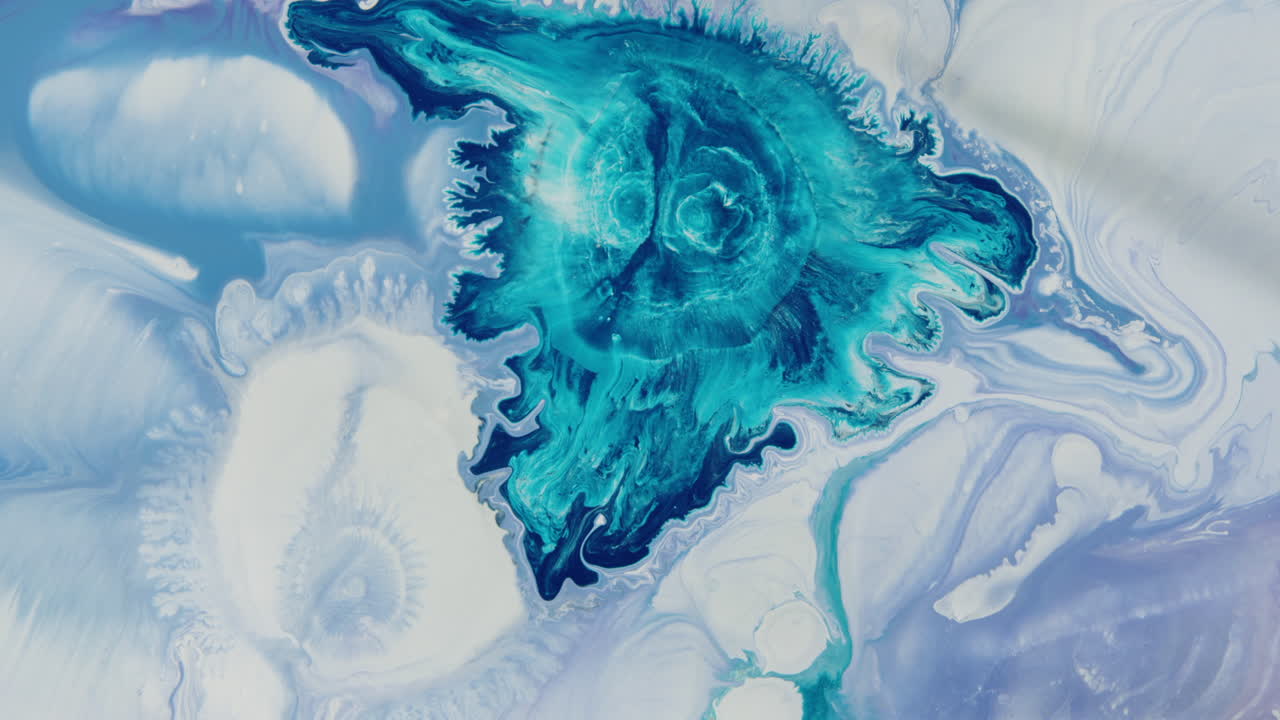 Esplosione astratta di liquido blu su pittura bianca e inchiostro