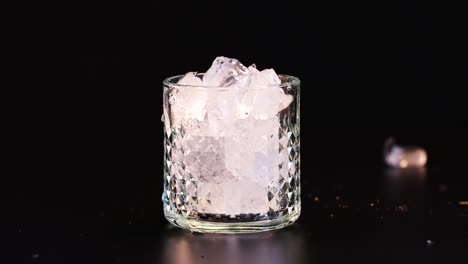 cubos de hielo en un vaso