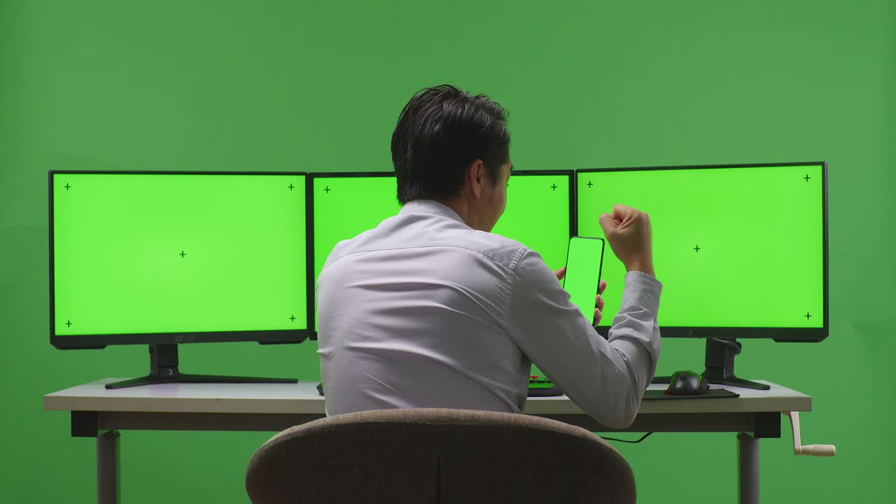 트리플 모니터 설정 앞에서 성공을 축하하는 남자