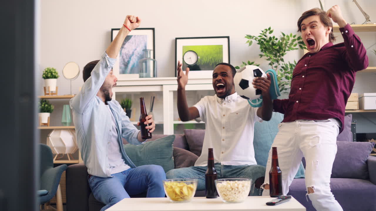 친구들이 축구 경기를 보고 있습니다.