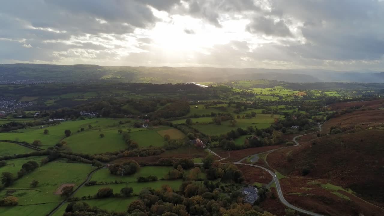 농촌 영국 농지 시골 이른 새벽 조감도를 가로 질러 이동하는 태양 광선은 뒤로 물러납니다.