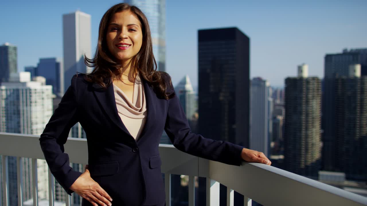 retrato de uma mulher de negócios hispânica no telhado de um arranha-céu da cidade