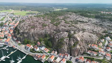 Fjallbacka,-Suecia-Acantilado-Drone-Volando