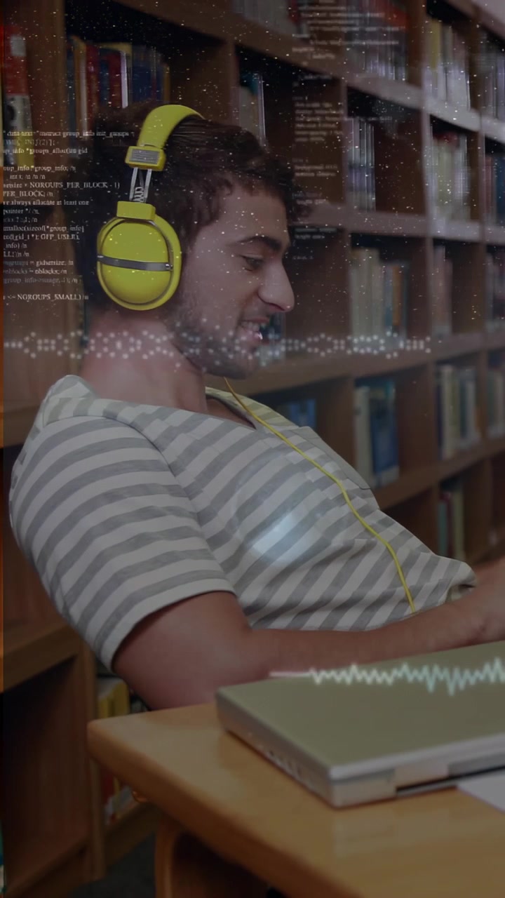Video vertical: Hombre tocando el teléfono, iniciando audio de estudio en una biblioteca, con una forma de onda animándose en el teléfono.